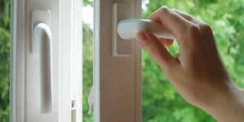 Окно заклинило в положении проветривания. Что делать, если пластиковое окно открылось сразу в двух положениях и ручку заклинило — решение проблемы