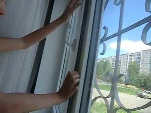 Окно заклинило в положении проветривания. Что делать, если пластиковое окно открылось сразу в двух положениях и ручку заклинило — решение проблемы