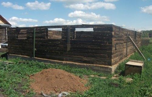 Фундамент для сарая из шпал. Фундамент из шпал: делать или нет?
