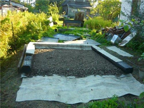 Фундамент для сарая из шпал. Фундамент из шпал: делать или нет?