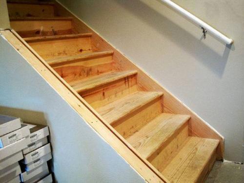 Делаем ступеньки в погреб частного дома. Какие бывают лестницы в погреб 01