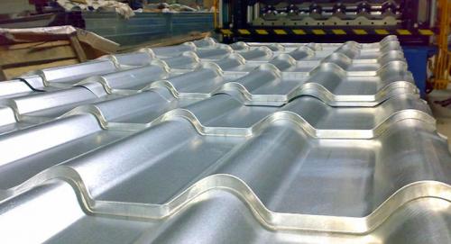 Как правильно покрыть крышу из металлочерепицы. Какая металлочерепица будет более практичной и долговечной?