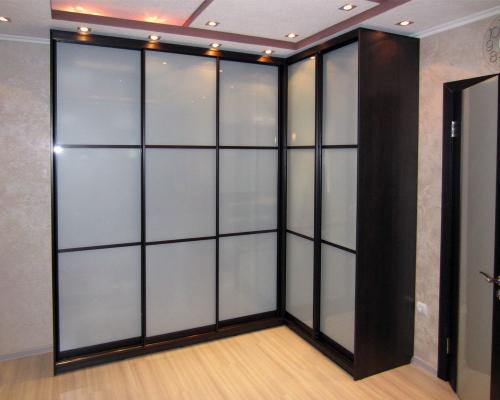 Угловые шкафы купе в спальню. Особенности