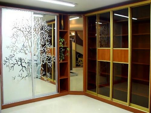 Угловой шкаф в гостиную в современном стиле. Какими могут быть угловые шкафы для гостиной, правила выбора