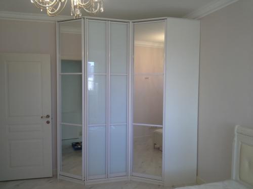 Угловые шкафы купе в спальню. Особенности