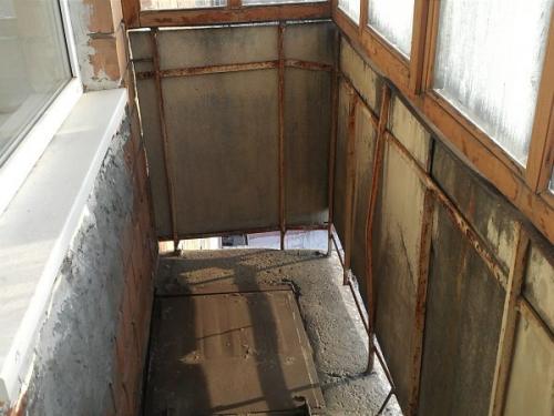 Отделка балкона зимой. Чего стоит опасаться при утеплении балкона в зимнее время