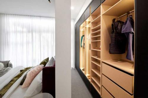 Угловой шкаф в маленькую комнату. Угловой шкаф — обзор лучших моделей в современном интерьере (150 фото новинок)