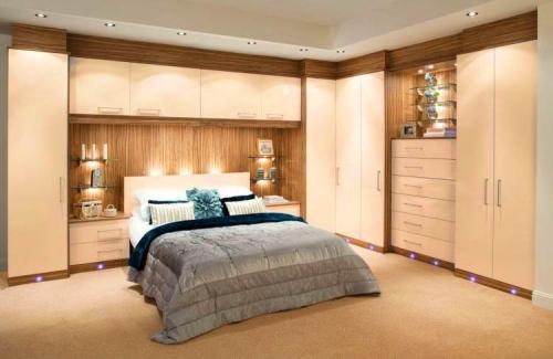 Спальня с угловым шкафом. Виды встроенных угловых шкафов