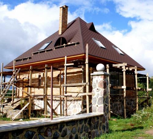 Четырехскатная крыша плюсы и минусы. Четырехскатная крыша – виды, подготовка к установке, расчет размеров и проектирование стропильной системы