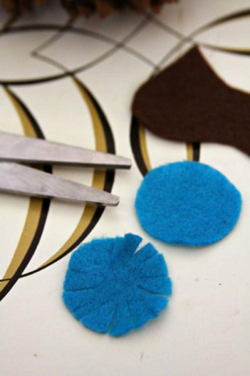 Как сделать сову из шишек. Поделка из фетра