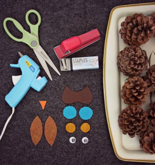 Как сделать сову из шишек. Поделка из фетра