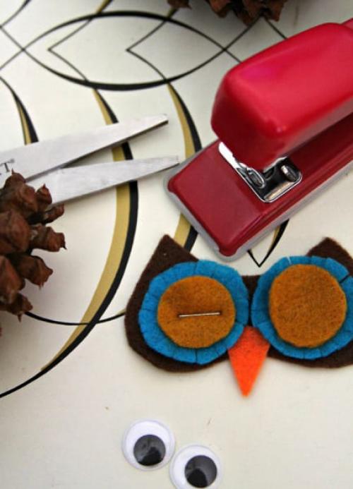 Как сделать сову из шишек. Поделка из фетра