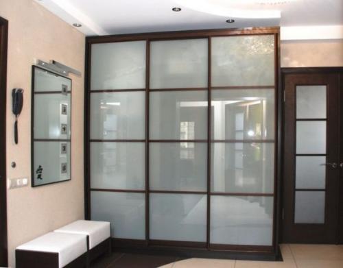 Шкаф в зал на всю стену. Основные виды шкафов купе