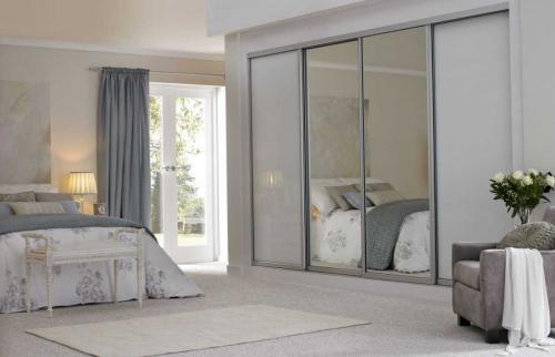 Белый шкаф в гостиную. Белый шкаф – выбор особого дизайна, наполнения шкафов, часто используемые материалы (106 фото)