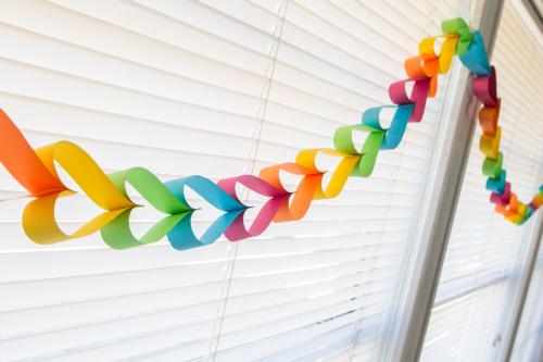 Декор комнаты своими руками из бумаги. Особенности размещения украшений