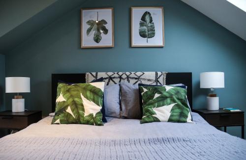 Как украсить пустую стену в спальне. Варианты отделки стен в спальне