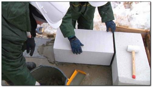 Кладка газобетона при минусовой температуре. Технология кладки газобетона зимой
