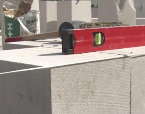 Как выставить углы при кладке газобетона. Как правильно вести кладку