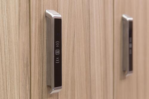 Шкафчики для раздевалок деревянные. Особенности шкафчиков в раздевалку, обзор моделей