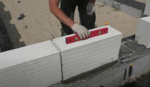 Кладка пеноблока на ребро. Допустима ли кладка блоков на ребро?