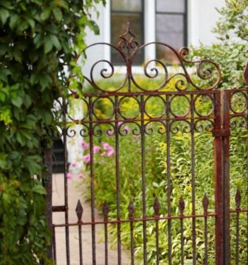 Как создать красивый и функциональный вход на участок. 17 неординарных идей по оформлению входа на ваш участок