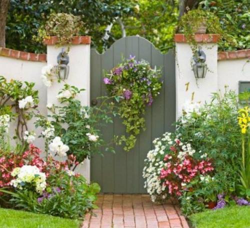 Как создать красивый и функциональный вход на участок. 17 неординарных идей по оформлению входа на ваш участок