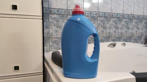 Что сделать из бутылки из-под геля для стирки. Бутылочки от гелей для стирки не выкидываю, а оставляю для творчества. Покажу, что я смастерила на этот раз