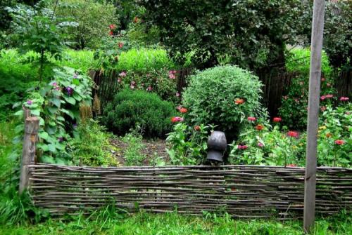 Какие элементы декора можно использовать для украшения участка. Функциональный декор