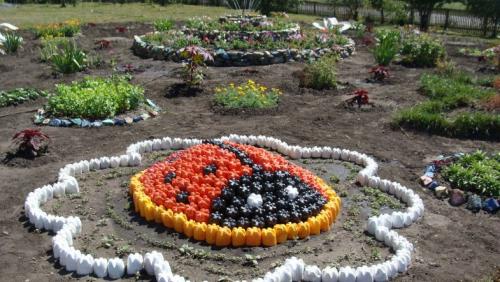 Клумбы из 5 литровых пластиковых бутылок. Клумба из бутылок — простые фото-идеи, дизайн клумб своими руками, из пластиковых, стеклянных бутылок (инструкция)