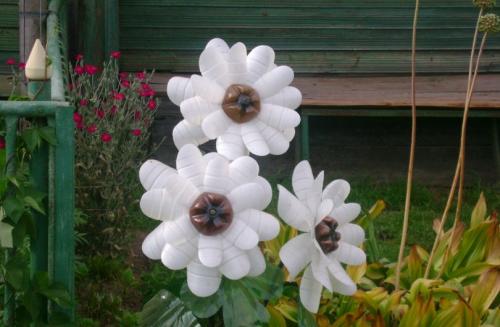 Поделки из 5 литровых бутылок для сада. Поделки из пластиковых бутылок: красивые украшения сада и варианты использования пластика (75 фото + видео)