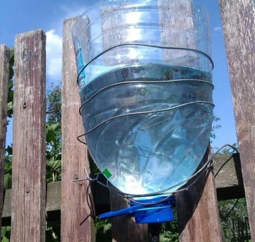 Способы применения 5-литровых пластиковых бутылок на даче. 8 нестандартных идей использования 5-литровых пластиковых бутылок на даче