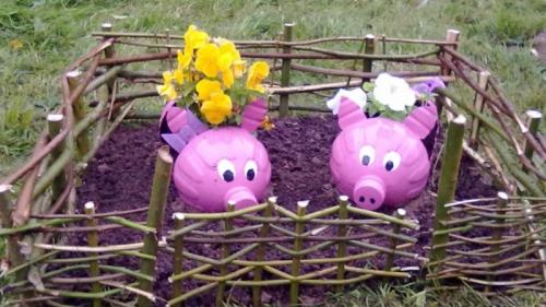 Способы применения 5-литровых пластиковых бутылок на даче. 8 нестандартных идей использования 5-литровых пластиковых бутылок на даче