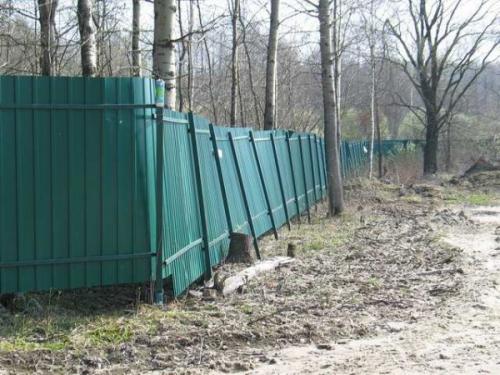 Как правильно проводить сварку профнастила. Конструкция с металлическими столбиками