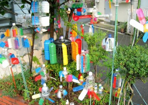 Какие преимущества использования поделок из пластиковых бутылок в саду. Поделки из пластиковых бутылок для сада — идеи и советы по применению в различных типах ландшафтного дизайна