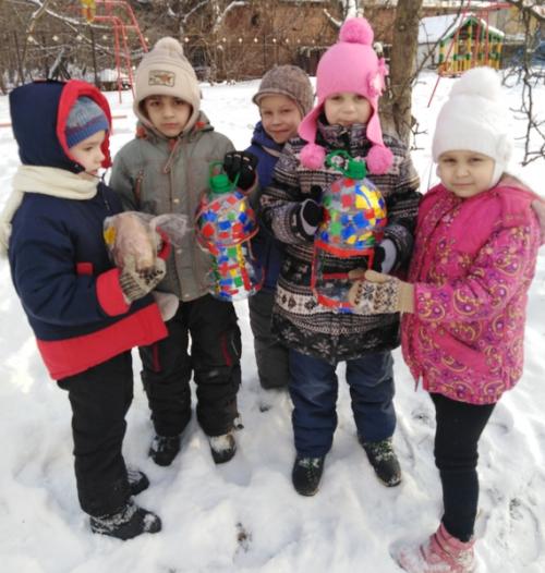 Как организовать мастер-класс по созданию поделок из пластиковых бутылок для группы детей. Мастер – класс Кормушка для птиц из пластиковой бутылки. план-конспект занятия по конструированию, ручному труду (старшая группа)