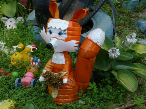 Какие преимущества использования поделок из пластиковых бутылок в саду. Поделки из пластиковых бутылок для сада — идеи и советы по применению в различных типах ландшафтного дизайна