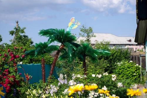 Какие преимущества использования поделок из пластиковых бутылок в саду. Поделки из пластиковых бутылок для сада — идеи и советы по применению в различных типах ландшафтного дизайна