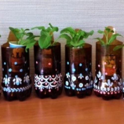 Как Сделать цветочные горшки из Пластиковых Бутылок. Мастер-класс «Весёлые цветочные кашпо из Пластиковых бутылок» (13 фото)