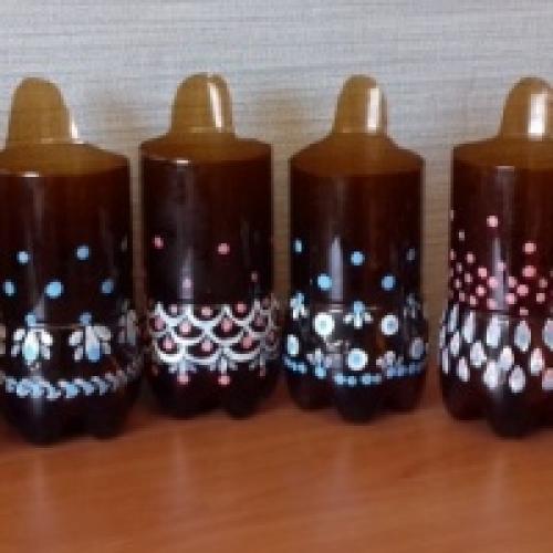 Как Сделать цветочные горшки из Пластиковых Бутылок. Мастер-класс «Весёлые цветочные кашпо из Пластиковых бутылок» (13 фото)