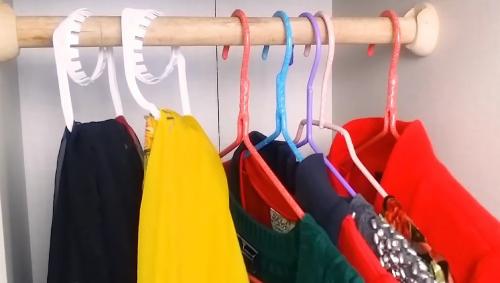 Какие лайфхаки с пластиковыми бутылками помогут сэкономить пространство на кухне. Пластиковые бутылки в шкафу: полезные лайфхаки для порядка и экономии места