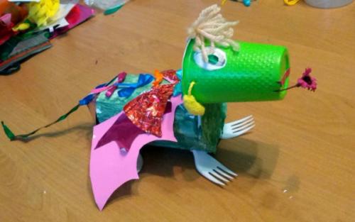 Какие материалы, кроме пластиковых бутылок, можно использовать для создания поделок. Цели обучения создания поделки из бросового материала в детском саду, конкретные задачи и приёмы