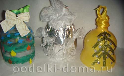 Какие самые простые и быстрые в изготовлении поделки из пластиковых бутылок можно сделать на Новый год 2025. Игрушки-снежинки на елку