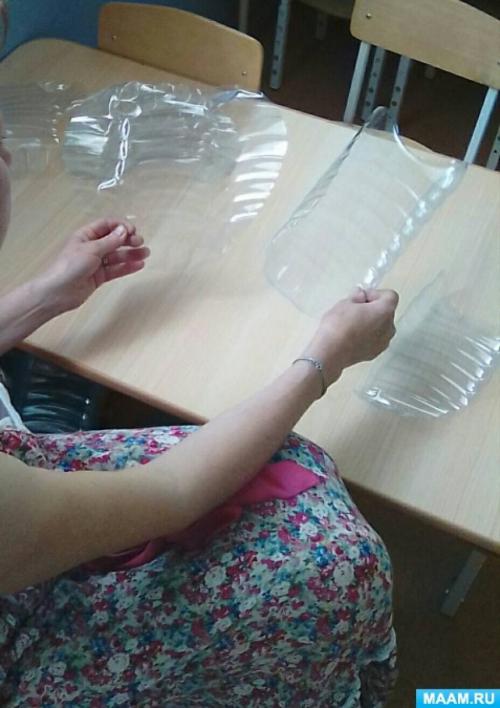 Как сделать красивые цветы из пластиковых бутылок. Мастер-класс украшения из пластиковых бутылок «Необычные цветы»