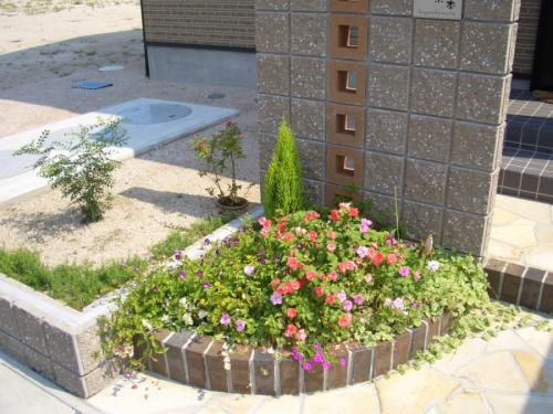 Клумбы своими руками из кирпича. Клумбы из кирпича —, как красиво сложить своими руками? 115 фото и советы дизайнеров