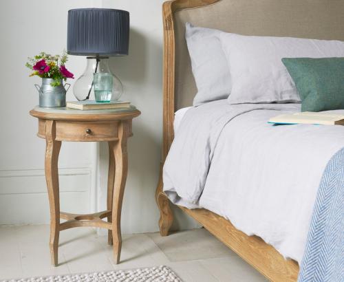 Стандартный размер прикроватных тумбочек в спальню. Как выбрать прикроватную тумбочку