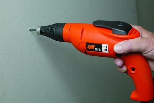 Шпаклевка гипсокартона под обои: как правильно зашпаклевать стыки и швы своими руками