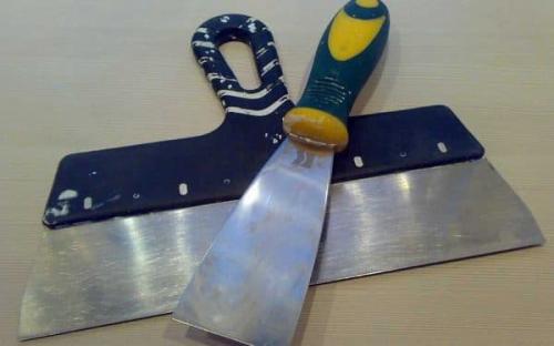 Шпаклевка гипсокартона под обои: как правильно зашпаклевать стыки и швы своими руками