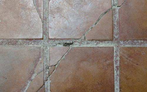 Как положить плитку на пол в ванной на старую плитку. Анализ возможности поклейки плитки на старый кафель, противопоказания к данному методу укладки и инструкции