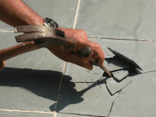 Как положить плитку на пол в ванной на старую плитку. Анализ возможности поклейки плитки на старый кафель, противопоказания к данному методу укладки и инструкции