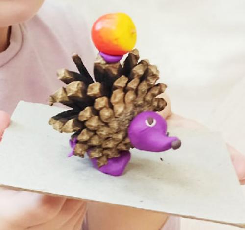 Ежик из шишки и соленого теста